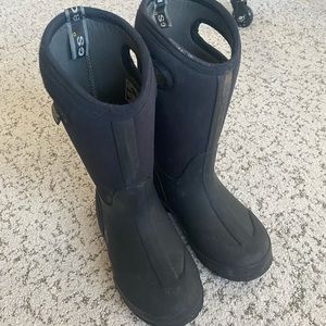 BOGS winter boots Boys sz 2